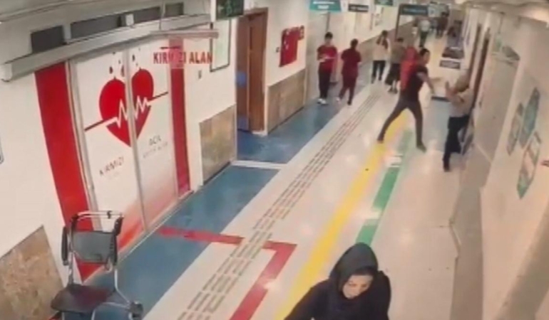 Hastanede Bıçaklı Saldırı: İki Görevli Yaralandı
