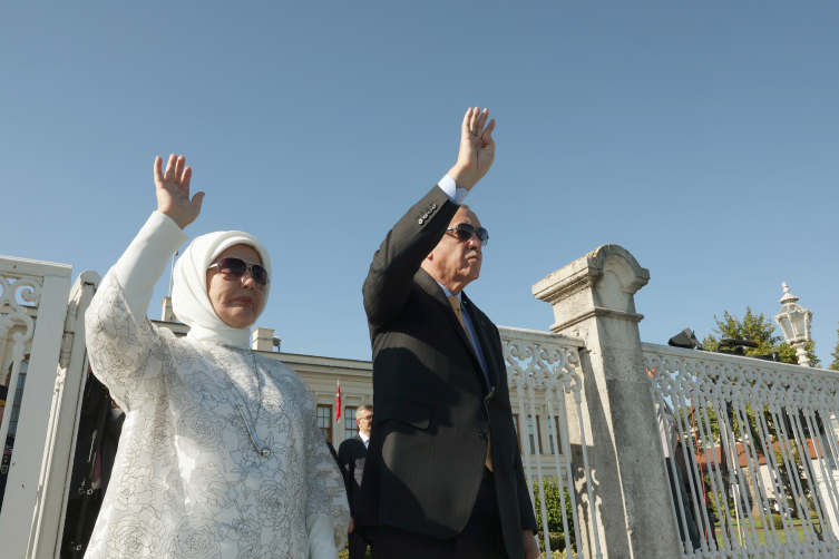 Cumhurbaşkanı Erdoğan, Mavi Vatan'ın koruyucularını İstanbul Boğazı'nda selamladı