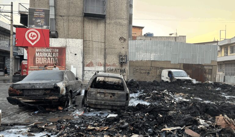 Karabağlar’da Çöp Bölgesinde Yangın: 6 Araç Hasar Gördü