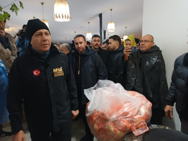 Bakan Yerlikaya, deprem bölgesinde incelemelerde bulundu