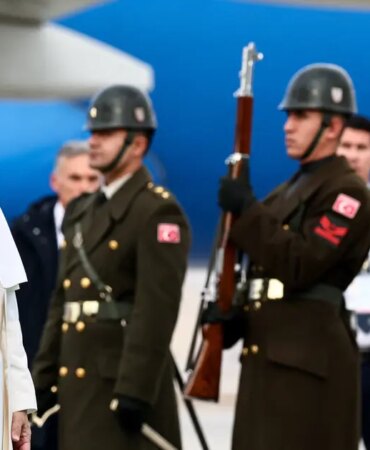 2025-11-27T095251Z_920223336_RC2X4IA7W6WC_RTRMADP_3_POPE-TRIP-TURKEY-338639.JPG