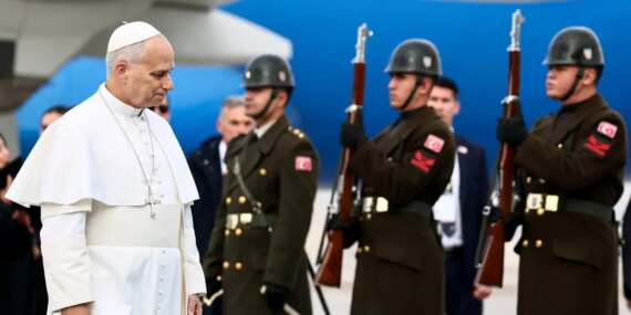 2025-11-27T095251Z_920223336_RC2X4IA7W6WC_RTRMADP_3_POPE-TRIP-TURKEY-338639.JPG