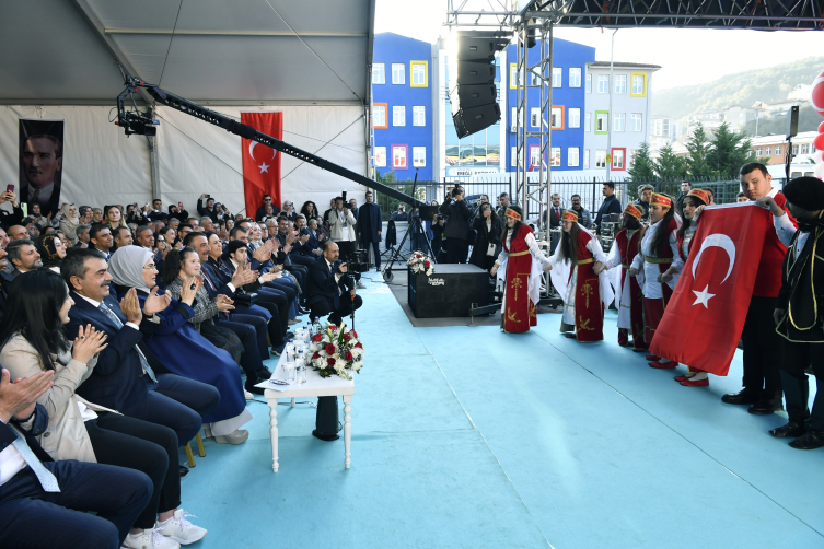 Emine Erdoğan: Bir toplum, her mensubunu eşit önemde gördüğünde medeni olur