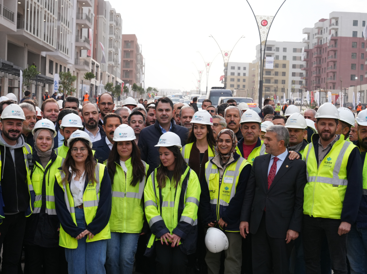 Bakan Kurum: Asrın inşasıyla Hatay'ın dört bir yanı çiçek gibi oluyor