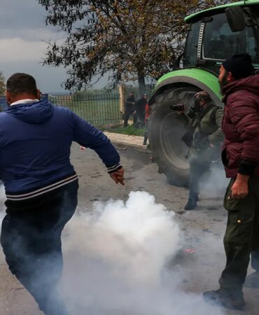 2025-12-05T132823Z_341231326_RC2CAIANOCXL_RTRMADP_3_GREECE-FARMERS-PROTESTS-568995.JPG
