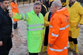 adanabuyuksehir-su-baskinlarindan-etkilenen-vatandasin-yaninda-NWAV1h9c.webp
