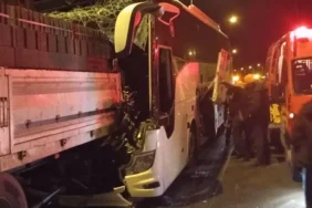 anadolu-otoyolunda-yolcu-otobusu-tira-carpti-1-olu-3-yarali-CeiEG3zP.webp