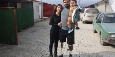 depremde-enkazdan-kurtulan-emre-protez-bacaklariyla-hayata-tutundu-d2PNd3kZ.jpg