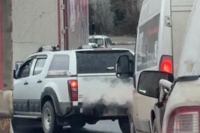 duzcede-o-kavsakta-sikca-yasaniyor-surucu-trafigi-kilitledi-Nbe39sXd.webp