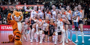 eczacibasi-4-sette-galip-geldi-15-galibiyetini-aldi-LTrIvjif.jpg