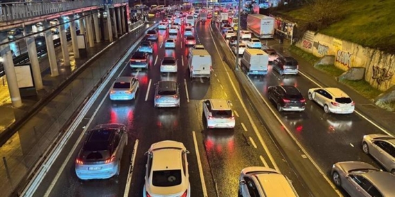 istanbulda-aksam-saatlerinde-trafik-yogunlugu-yuzde-80e-cikti-9KkHIJHx.jpg