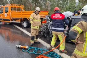 izmirde-zincirleme-trafik-kazasina-itfaiyeden-hizli-mudahale-d1FlH21g.webp