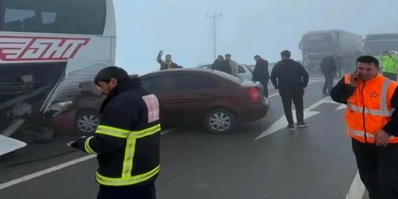 sivaskayseri-karayolunda-yogun-sis-zincirleme-kazaya-yol-acti-56smj2wy.webp