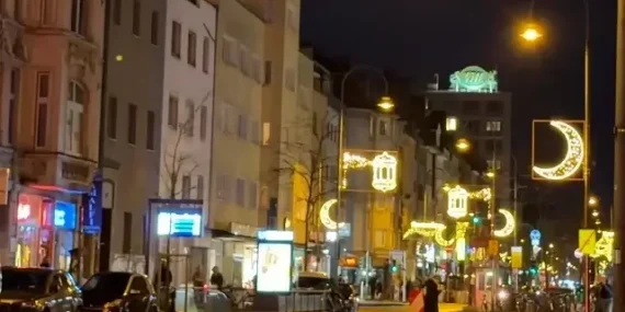 almanya-sokaklarinda-ramazan-isiltisi-koln-ve-frankfurt-caddeleri-suslendi-gAlgBgsX.webp