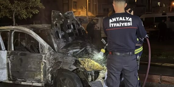 antalyada-iki-arac-atese-verildi-OjkFCrqr.jpg