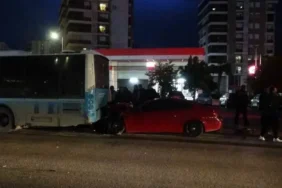 antalyada-luks-otomobil-park-halindeki-otobuse-carpti-YqXFeiNs.webp
