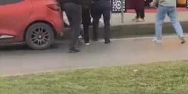 aralarina-aldiklari-kisiyi-tekme-tokat-dovduler-o-anlar-kamerada-x9pCmFZb.jpg