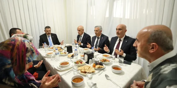 bakan-ciftci-depremzede-aileyle-iftar-yapti-KZc9Pwnx.webp