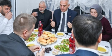 bakan-ersoy-kirikkalede-vatandaslarla-yurudu-ev-sofrasinda-iftar-acti-hiansIlk.jpg