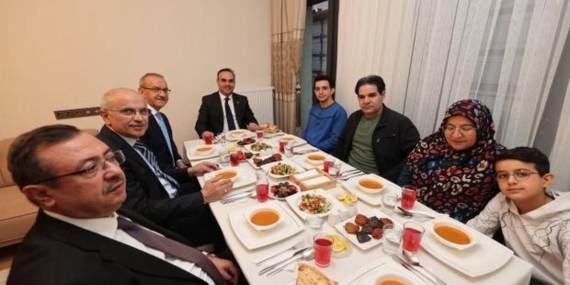 bakan-kacir-malatyada-depremzede-ailenin-iftar-sofrasina-konuk-oldu-ZDFb3JyS.jpg