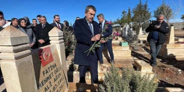 bakan-tekin-sanliurfada-deprem-mezarlarina-karanfil-birakti-BeblhbEU.jpg