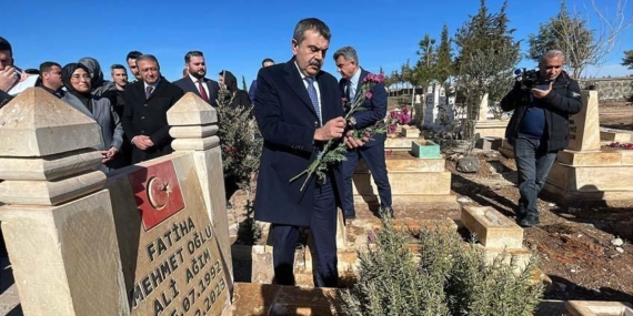 bakan-tekin-sanliurfada-deprem-mezarlarina-karanfil-birakti-BeblhbEU.jpg