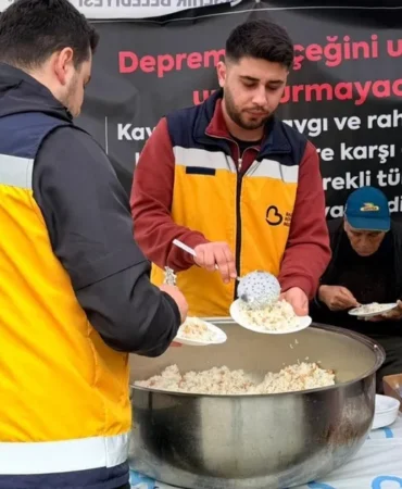 balikesirde-depremde-hayatini-kaybedenler-icin-pilav-hayri-sYH9wT8D.webp