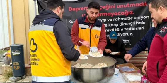 balikesirde-depremde-hayatini-kaybedenler-icin-pilav-hayri-sYH9wT8D.webp