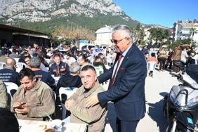 baskan-yardimcisi-gulden-belediye-personeline-yemek-4iIpkndA.jpg