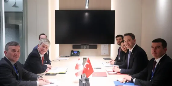 bayraktar-kanada-bakani-ile-enerji-gorusmesi-yapti-WvqRyUJv.jpg