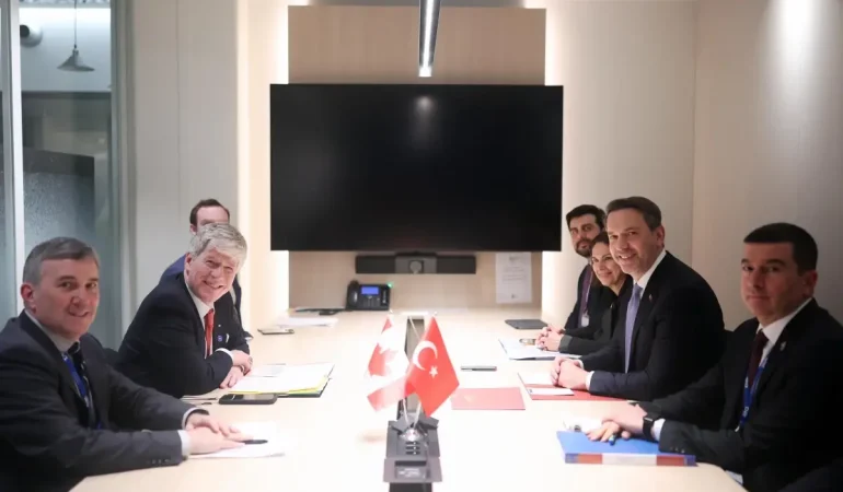 bayraktar-kanada-bakani-ile-enerji-gorusmesi-yapti-WvqRyUJv.jpg