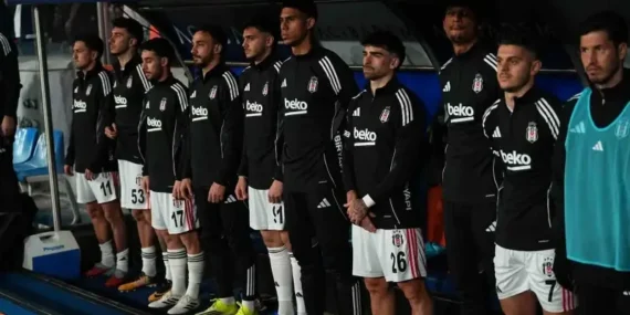besiktasli-oyuncu-yedek-kulubesinde-tepki-ceken-goruntusu-sonrasi-ozur-diledi-MrWVcQby.webp