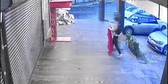 beylikduzunde-is-yerinin-onundeki-turk-bayragi-indirildi-polis-her-yerde-ariyor-IHgV65dS.jpg
