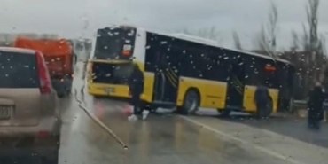 buyukcekmecede-iett-otobusunun-kaza-ani-kamerada-5-yarali-3Oa3Mfal.jpg