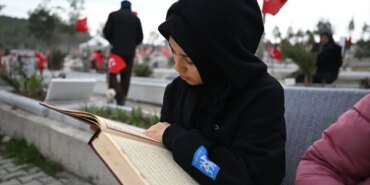 depremde-kayiplar-anisina-mezarlik-ziyareti-EI8mgexA.jpg