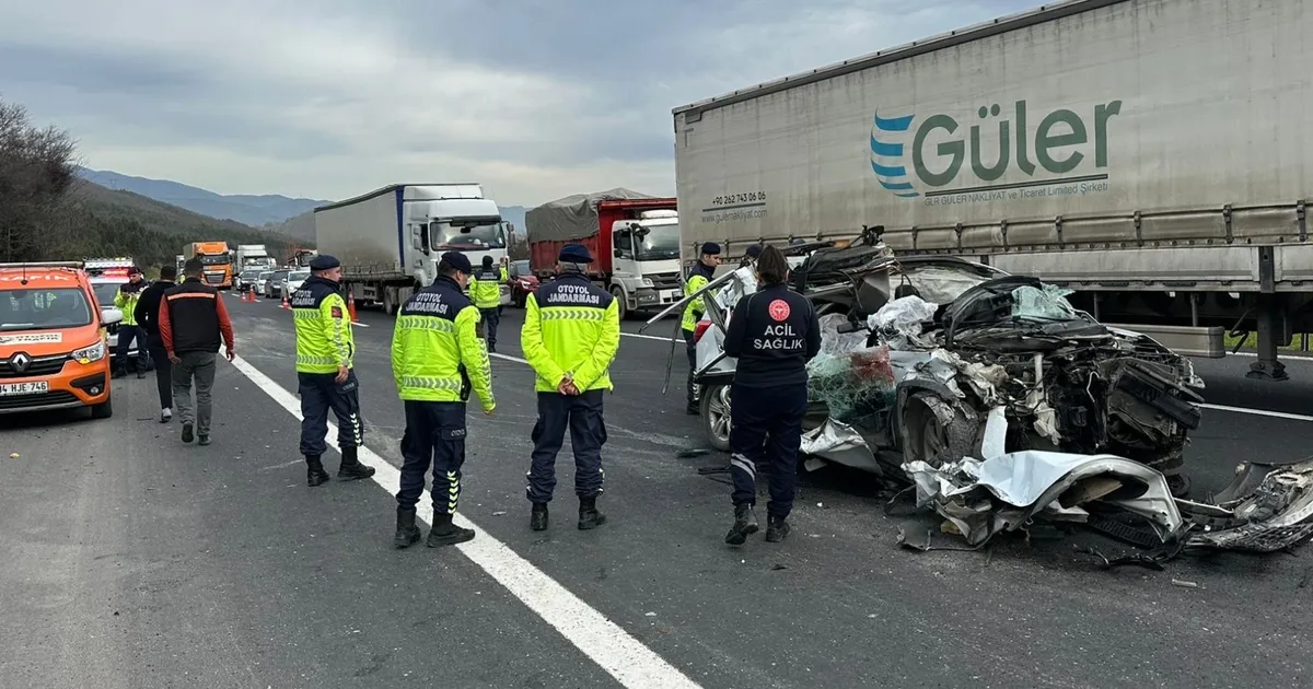 duzcede-otoyolda-feci-kaza-1-olu-1-yarali-eIcGbv7c.webp