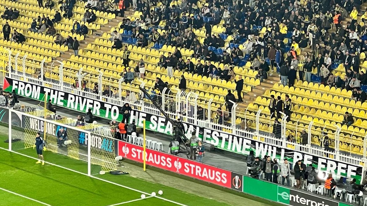 fenerbahce-tribunleri-filistini-unutmadi-mjTOIc1n.jpg