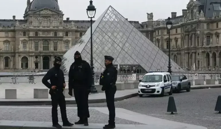 fransadaki-louvre-muzesinde-bilet-dolandiriciligi-supheliler-arasinda-calisanlar-da-var-iKzMfli2.webp