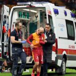 galatasaray-macinda-korkutan-anlar-sahaya-ambulans-girdi-lO6QngtE.jpg
