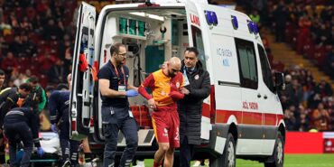 galatasaray-macinda-korkutan-anlar-sahaya-ambulans-girdi-lO6QngtE.jpg