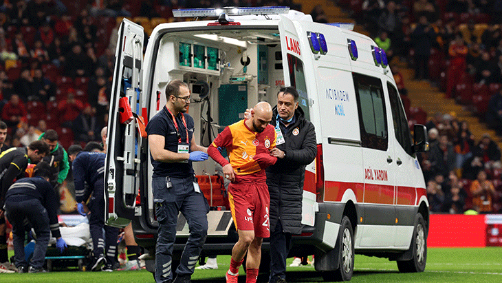 galatasaray-macinda-korkutan-anlar-sahaya-ambulans-girdi-lO6QngtE.jpg