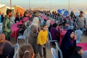 gazzede-israil-ablukasi-golgesinde-ramazan-yuzlerce-filistinliden-birlik-iftari-AeryNLNk.webp