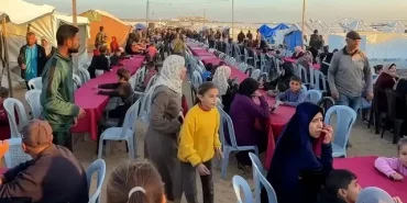 gazzede-israil-ablukasi-golgesinde-ramazan-yuzlerce-filistinliden-birlik-iftari-AeryNLNk.webp