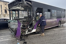 hakkaride-yolcu-minibusu-ile-belediye-otobusu-carpisti-18-yarali-3kBOnVOS.jpg
