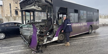 hakkaride-yolcu-minibusu-ile-belediye-otobusu-carpisti-18-yarali-3kBOnVOS.jpg