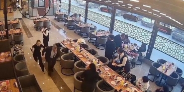 iftar-saatinde-restoran-sahibine-silahli-saldiri-olay-ani-kamerada-dVV29IOu.jpg