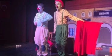 iki-bavul-dolusu-minik-tiyatroseverlerle-bulustu-pIGxmBvu.webp