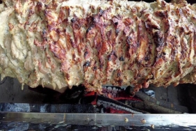 iki-girisimciden-kuzu-etiyle-yapilan-cag-kebabina-tavuklu-alternatif-cSz5vSZT.jpg