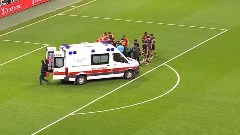 ikinci-yarinin-hemen-basinda-korkutan-goruntu-galatasaray-istanbulspor-macinda-yurekler-agza-geldi-i2RzuX2V.webp