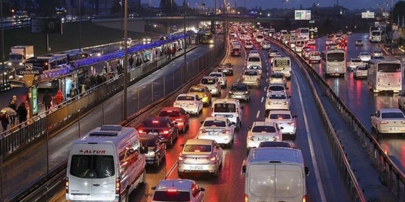 istanbulda-trafik-kirmizi-alarm-veriyor-yogunluk-yuzde-87ye-ulasti-sls2WJBs.jpg